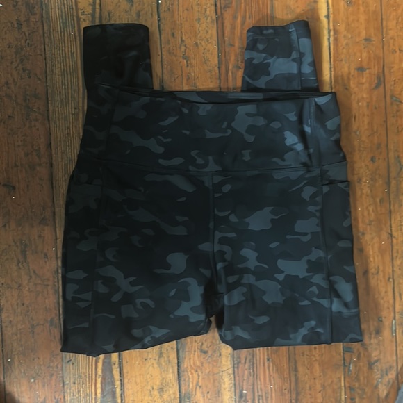 Danskin super soft 7/8 length Black Camo Print legging SZ L - Picture 7 of 7